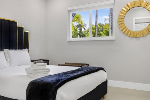 House in Hollywood, Florida 3 bedrooms, 135.64 sq.m. № 2013657 - photo 18