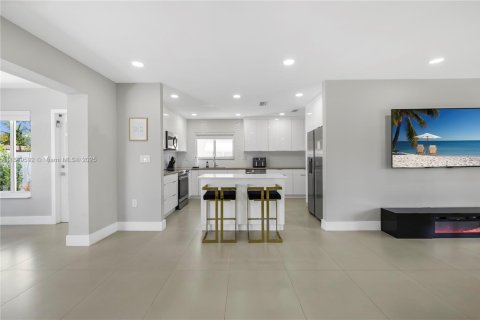 House in Hollywood, Florida 3 bedrooms, 135.64 sq.m. № 2013657 - photo 7