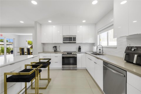 House in Hollywood, Florida 3 bedrooms, 135.64 sq.m. № 2013657 - photo 25