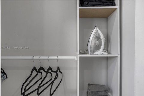 House in Hollywood, Florida 3 bedrooms, 135.64 sq.m. № 2013657 - photo 19