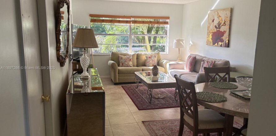 Кондоминиум с 1 спальней в Лодердейл-Лейкс, Флорида № 1948767