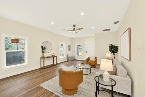 House in Saint Petersburg, Florida 3 bedrooms, 141.3 sq.m. № 2229170 - photo 9