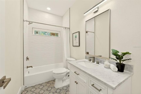 House in Saint Petersburg, Florida 3 bedrooms, 141.3 sq.m. № 2229170 - photo 24
