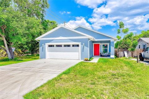 House in Saint Petersburg, Florida 3 bedrooms, 141.3 sq.m. № 2229170