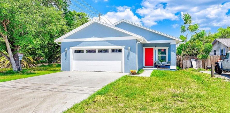 House in Saint Petersburg, Florida 3 bedrooms, 141.3 sq.m. № 2229170