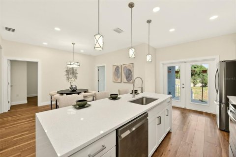 House in Saint Petersburg, Florida 3 bedrooms, 141.3 sq.m. № 2229170 - photo 15