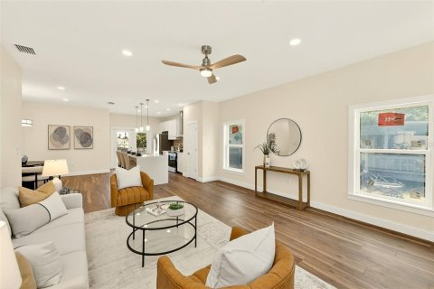 House in Saint Petersburg, Florida 3 bedrooms, 141.3 sq.m. № 2229170 - photo 7