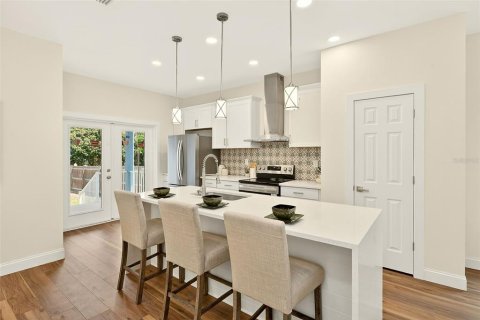 House in Saint Petersburg, Florida 3 bedrooms, 141.3 sq.m. № 2229170 - photo 10