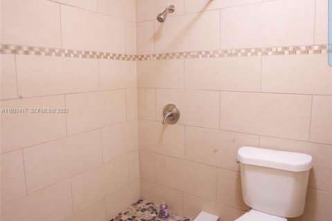 Снять в аренду виллу или дом в Форт-Лодердейл, Флорида 1 спальня, 44.59м2, № 1991240 - фото 3