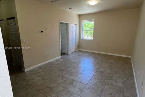 Immobilier commercial à louer à Miami, Floride: 214.79 m2 № 1982144 - photo 2