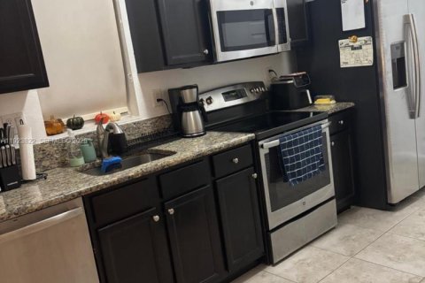 Immobilier commercial à louer à Miami, Floride: 214.79 m2 № 1982144 - photo 3