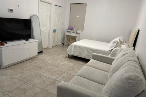 Immobilier commercial à louer à Miami, Floride: 214.79 m2 № 1982144 - photo 1