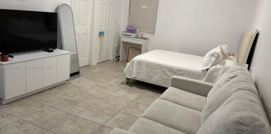 Immobilier commercial à Miami, Floride 214.79 m2 № 1982144