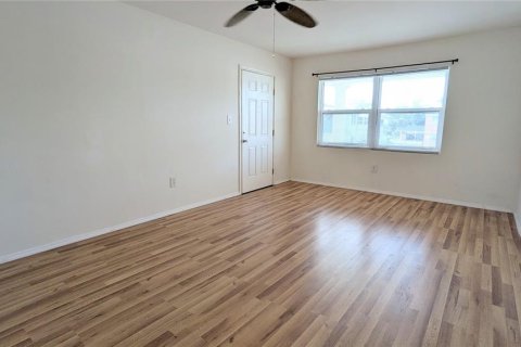 Condo in Port Charlotte, Florida, 2 bedrooms  № 2165956 - photo 5