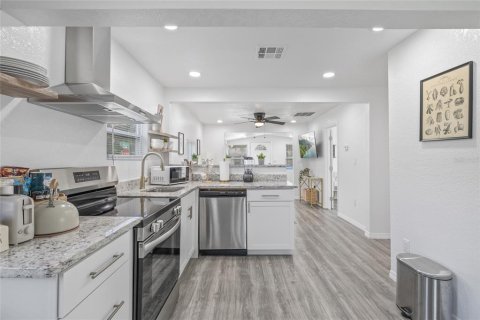 Casa en alquiler en Tampa, Florida, 2 dormitorios, 69.12 m2 № 1903332 - foto 12