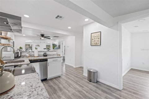 Casa en alquiler en Tampa, Florida, 2 dormitorios, 69.12 m2 № 1903332 - foto 13