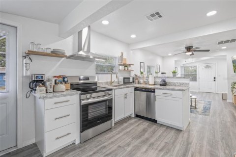 Casa en alquiler en Tampa, Florida, 2 dormitorios, 69.12 m2 № 1903332 - foto 11