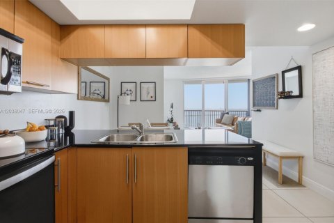 Condo in Miami, Florida, 2 bedrooms  № 2086325 - photo 13