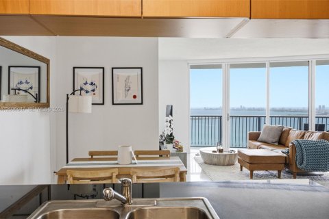 Condo in Miami, Florida, 2 bedrooms  № 2086325 - photo 17