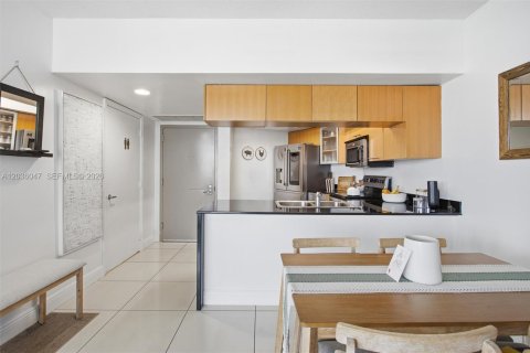 Condo in Miami, Florida, 2 bedrooms  № 2086325 - photo 18