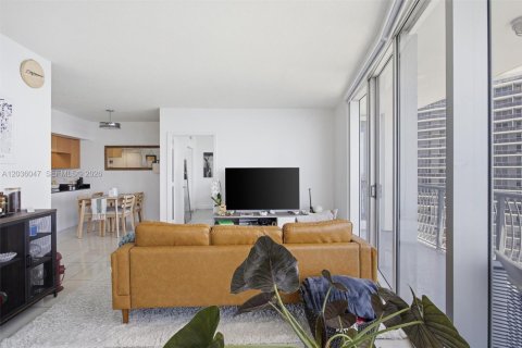 Condo in Miami, Florida, 2 bedrooms  № 2086325 - photo 11
