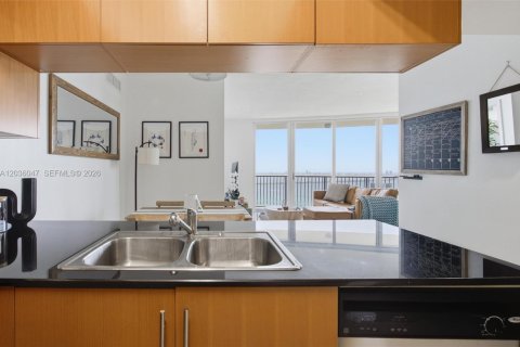 Condo in Miami, Florida, 2 bedrooms  № 2086325 - photo 16