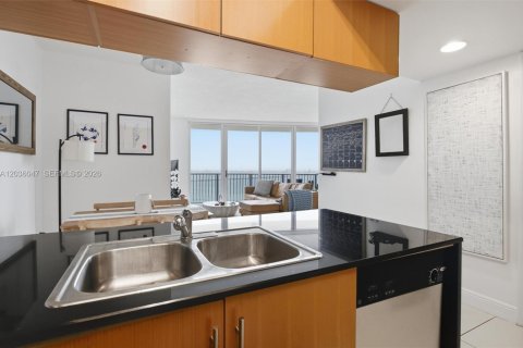 Condo in Miami, Florida, 2 bedrooms  № 2086325 - photo 15