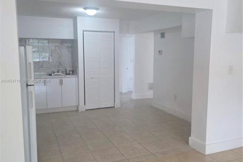 Villa ou maison à louer à Miami, Floride: 4 chambres, 261.61 m2 № 2305627 - photo 10