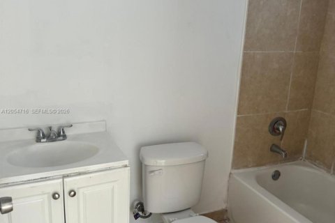 Villa ou maison à louer à Miami, Floride: 4 chambres, 261.61 m2 № 2305627 - photo 17