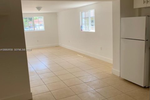 Villa ou maison à louer à Miami, Floride: 4 chambres, 261.61 m2 № 2305627 - photo 9