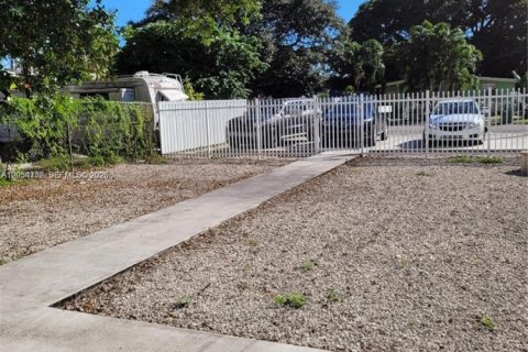 Villa ou maison à louer à Miami, Floride: 4 chambres, 261.61 m2 № 2305627 - photo 3
