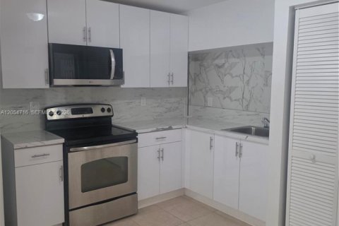 Villa ou maison à louer à Miami, Floride: 4 chambres, 261.61 m2 № 2305627 - photo 8