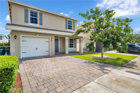 Купить виллу или дом в Флорида-Сити, Флорида 4 спальни, 197.51м2, № 1950270 - фото 2