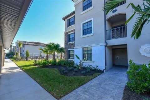 Condo in Lakewood Ranch, Florida, 3 bedrooms in LAKEWOOD NATIONAL  № 1915637 - photo 1