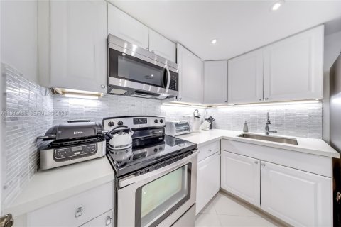 Condominio en venta en Miami Beach, Florida, 52.03 m2 № 2049915 - foto 2