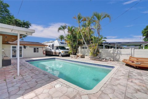 House in Hialeah, Florida 3 bedrooms, 162.58 sq.m. № 1864037 - photo 21