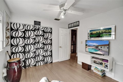 House in Hialeah, Florida 3 bedrooms, 162.58 sq.m. № 1864037 - photo 18
