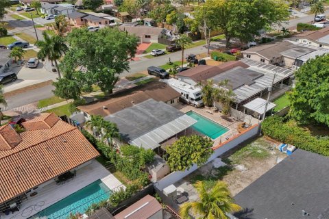 House in Hialeah, Florida 3 bedrooms, 162.58 sq.m. № 1864037 - photo 1