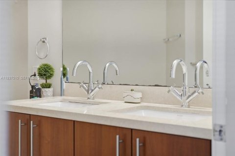 Condo in Miami, Florida, 2 bedrooms  № 1995733 - photo 19