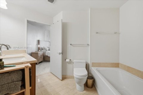 Condo in Miami, Florida, 2 bedrooms  № 1995733 - photo 16