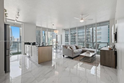 Condo in Miami, Florida, 2 bedrooms  № 1995733 - photo 4