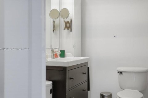 Condo in Miami, Florida, 2 bedrooms  № 1995733 - photo 22