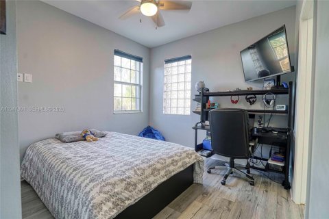 Снять в аренду таунхаус в Уэстон, Флорида 3 спальни, 134.06м2, № 2003849 - фото 17