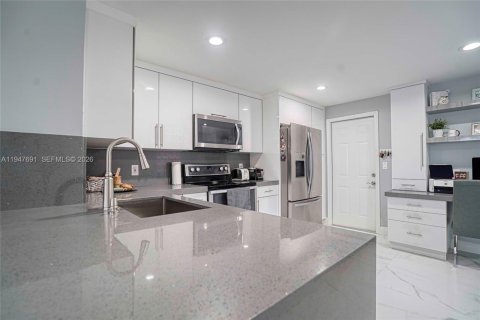 Снять в аренду таунхаус в Уэстон, Флорида 3 спальни, 134.06м2, № 2003849 - фото 14