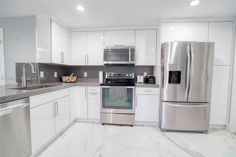 Снять в аренду таунхаус в Уэстон, Флорида 3 спальни, 134.06м2, № 2003849 - фото 13