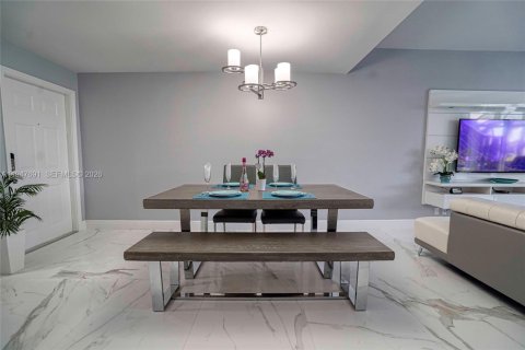 Снять в аренду таунхаус в Уэстон, Флорида 3 спальни, 134.06м2, № 2003849 - фото 7