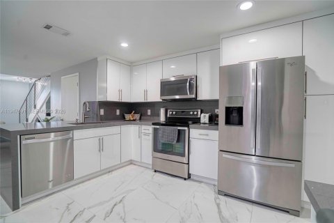 Снять в аренду таунхаус в Уэстон, Флорида 3 спальни, 134.06м2, № 2003849 - фото 12