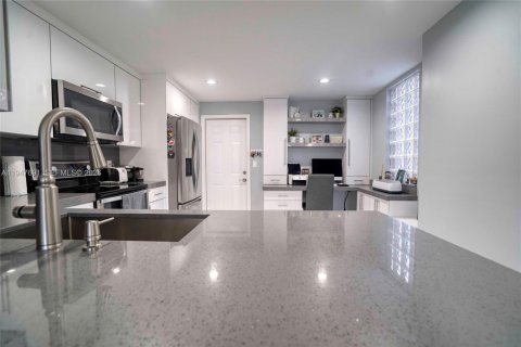 Снять в аренду таунхаус в Уэстон, Флорида 3 спальни, 134.06м2, № 2003849 - фото 15