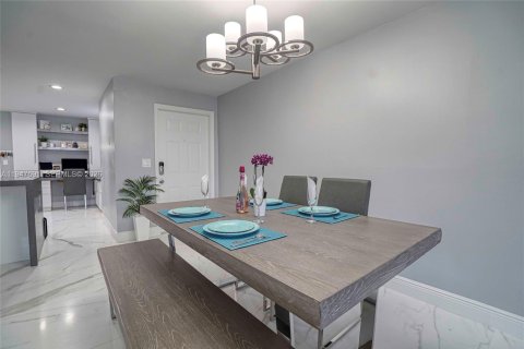 Снять в аренду таунхаус в Уэстон, Флорида 3 спальни, 134.06м2, № 2003849 - фото 6