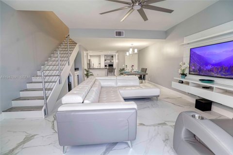 Снять в аренду таунхаус в Уэстон, Флорида 3 спальни, 134.06м2, № 2003849 - фото 5